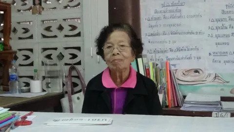 ครูทองล้อมวัย 84 ปี ยังคงสอนนักเรียนที่อ่างทอง ไม่เคยหยุดทำหน้าที่ (คลิป)