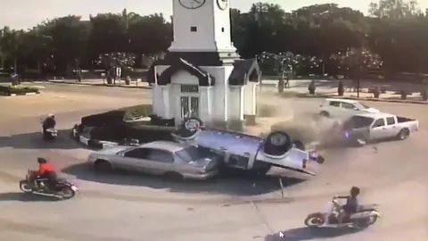 อดีตขรก.ลำปางโรคกำเริบ คุมกระบะไม่ได้ ชนสนั่นกลางห้าแยกหอนาฬิกา
