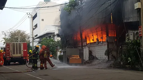 ไฟไหม้โกดังย่านลาดพร้าว 80 วอดหมด จยย.ของคนงาน ไหม้ไปกับไฟ 63 คัน