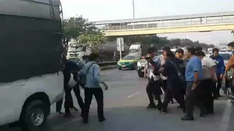 เจออริกลางทาง 2สถาบันเปิดศึกตีกัน อีกฝ่ายสู้ไม่ได้ ชักปืนยิงสวนดับ 1