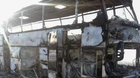 สุดสลด ไฟไหม้รถบัส ผู้โดยสารเต็มคันหนีไม่ทัน โดนไฟคลอกดับสยอง 52 ศพ