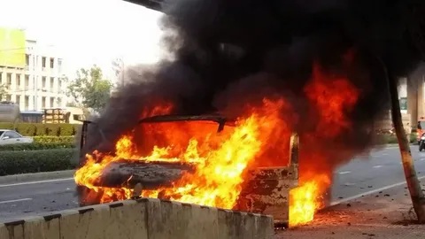 ไหม้รถตู้ไฮโซ