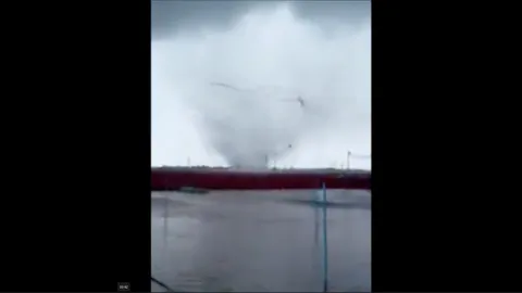 ระทึก! พายุงวงช้าง พัดกระหน่ำรุนแรง ชาวบ้าน ระโนด ถ่ายคลิปไว้ได้ (คลิป)