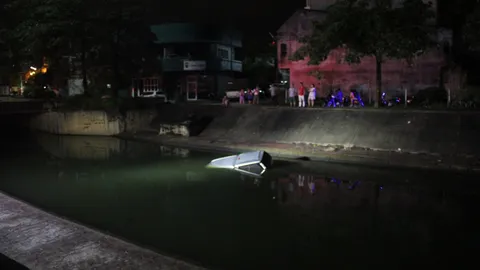 รถกระบะไหลลงคลอง กลางเมืองหาดใหญ่ จมเกือบมิดคัน เจ้าของลืมล็อกเบรคมือ