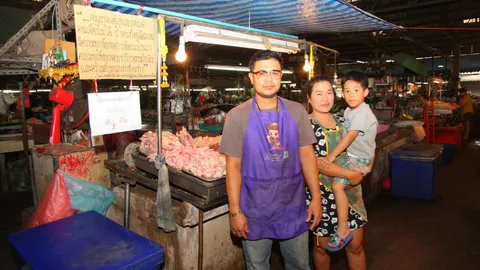 ชื่นชม! พ่อค้าไก่ใจบุญ ทำดีไม่หวังผลตอบแทน แจกไก่สดคนพิการผู้ยากไร้ (คลิป)