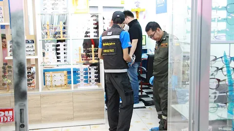 คนร้ายบุกแทงคอสาวใหญ่ ดับคาร้านแว่นตา ย่านบางเสาธง
