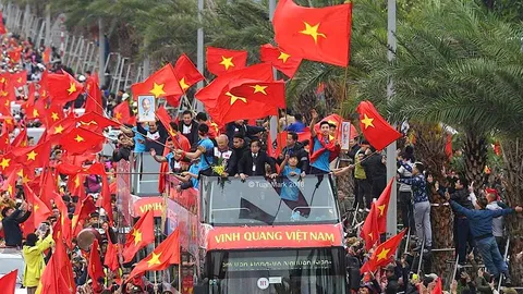 ประมวลภาพชาวเวียดนาม แห่ต้อนรับทัพ ยู-23 เยี่ยงวีรบุรุษ