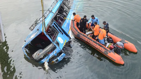 รถบัสอินเดียตกแม่น้ำดับ 36 ศพ