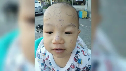 เอ็นดู! หนูน้อย 8 เดือน ถูกหมึกเขียนเต็มหน้า หลังแม่ฝากไว้กับพี่ 5 ขวบ