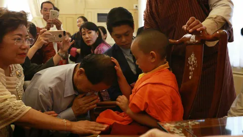 ‘องค์ลามะน้อย’ ผู้ระลึกชาติ เสด็จเจริญศาสนสัมพันธ์ ที่วัดสระเกศ-วัดอรุณฯ