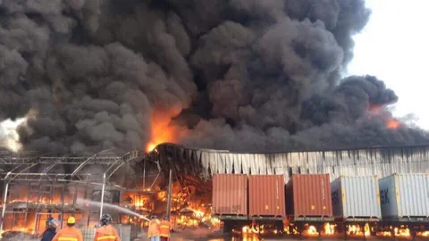 ระทึก! ไฟไหม้ นานกว่า7ชม.โรงงานผลิตถุงมือยางการแพทย์ ที่ตรัง 