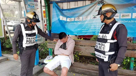 รับรองว่าปลอดภัย! นักท่องเที่ยวเมาแอ๋ หลับคาป้ายรถ ได้ 2 ตำรวจคุ้มกัน