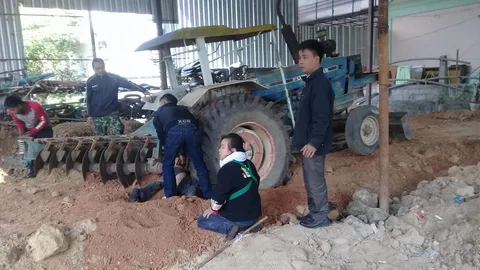 รถไถเสีย ลงไปดูไม่ดับเครื่อง พุ่งทับร่างพี่เสี่ยโรงแรมนครพนม  ดับคาที่