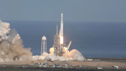 สเปซเอ็กซ์เฮลั่น! ทดสอบยิง ‘ฟอลคอน เฮฟวี’ จรวดทรงพลังที่สุดสำเร็จ (คลิป)