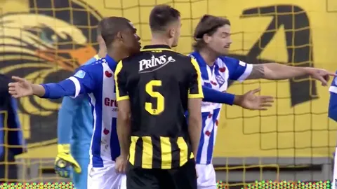 จุดจบสายบีบ!! แฉคลิปแข้งยืมสิงห์ ขย้ำงูหลามสะดุ้งโหยง สโมสรลงโทษหนัก