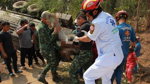 สิบล้อลงเขาเบรกไม่อยู่ พลิกคว่ำลงข้างทางโค้งร้อยศพ คนขับถูกตัวรถทับดับ