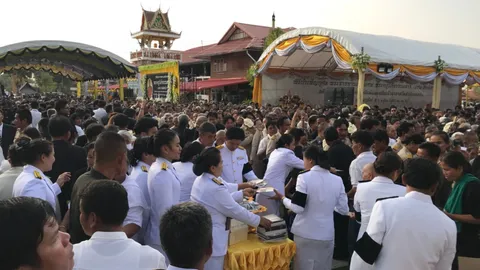 ศิษย์กว่า 2 หมื่นคน แห่ร่วมพิธีพระราชทานเพลิงศพ 'หลวงพ่อแช่ม'