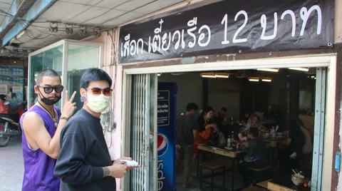 ชื่อร้านโดนใจ! วัยรุ่นอินดี้ เปิดขายก๋วยเตี๋ยวเรือรสเด็ด คนแห่ลองแน่น (คลิป)