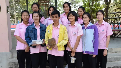 หนุ่ม ม.5 เอาข้าวเหนียวมา ร.ร. แบ่งเพื่อนกิน ครูชมพอเพียงไม่ฟุ้งเฟ้อ 