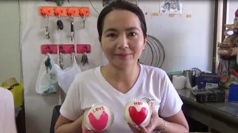 บอกรักผ่านขนม! แม่ค้า ผุด 'ซาลาเปารูปหัวใจ' ต้อนรับเทศกาลวาเลนไทน์