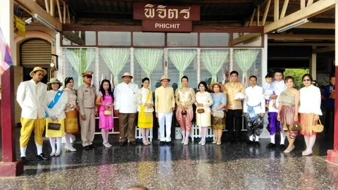 หนุ่มสวิสจูงมือสาวไทย จดทะเบียนสมรส นั่งรถไฟรักแบบย้อนยุคที่พิจิตร 