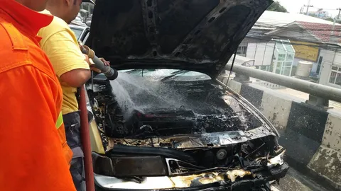 ไฟไหม้เก๋ง อดีต รอง ผบช.น. ขับพาครอบครัวไปกินข้าว รีบวิ่งหนีตาย