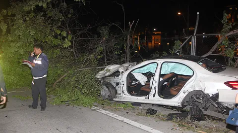 นศ.ปี4ซิ่งเบนซ์ ชนยับแต่ไม่ตาย