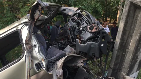 รถตู้หลับในอัดเสาไฟ หักสองท่อน แม่รอด พ่อ-ลูกดับ 3 ศพ