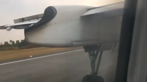 ระทึก! ไฟพุ่งออกท่อไอเสียเครื่องบิน ร่อนลงฉุกเฉินหลังขึ้นได้ไม่ถึงนาที (คลิป)