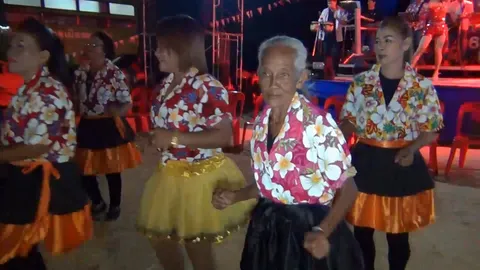 ไม่แพ้น้องสกาว ยายอุษาสาวรำวงวัย 70 ปีที่สงขลา โชว์ลีลาแดนซ์กระจาย