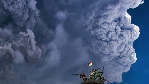 ภูเขาไฟซินาบุงปะทุหนัก สถานทูตในจาการ์ตา เตือนคนไทยเลี่ยงเดินทาง