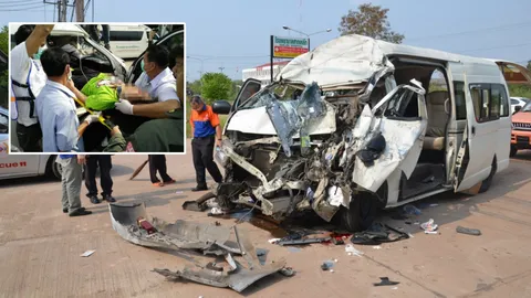 หวิดตายหมู่ รถตู้ชนท้ายรถบรรทุกยางมะตอย หน้ายุบบาดเจ็บ 13 คน 