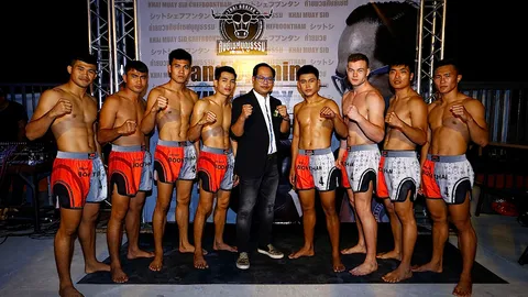 ฮือฮา! 'เชฟกระทะเหล็ก' เปิดตัว 'ค่ายมวยศิษย์เชฟบุญธรรม'