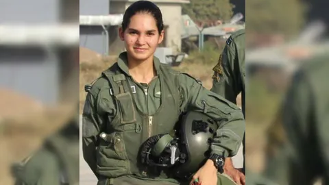 ฮือฮา นักบินสาวสวย  กลายเป็นหญิงอินเดียคนแรก ขับเครื่องบินขับไล่เดี่ยว