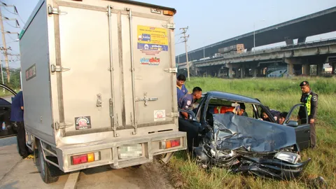 รถส่งน้ำแข็งหลับใน! พุ่งข้ามเลนอัดเก๋งสวนทางที่บางปะกง เจ็บรวม 3 ราย