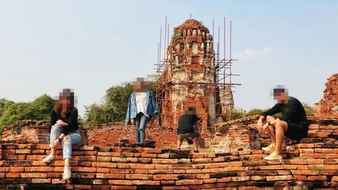 โซเชียลจวกยับ! กลุ่มวัยรุ่นปีนขึ้นถ่ายรูปบนโบราณสถาน เหยียบย่ำมรดกไทย