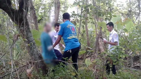 ฝรั่งนิรนามผูกคอตายปริศนาข้างป่าละเมาะ หมู่บ้านดังภูเก็ต !!