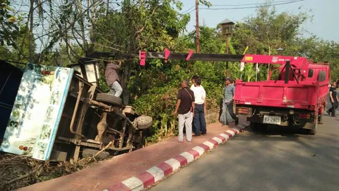 รถรางพลิกคว่ำที่เวียงกุมกาม เชียงใหม่ นักท่องเที่ยวเกาหลีเจ็บ 12