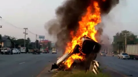 พยานชี้เก๋งชนสะพานไฟไหม้ที่กระทุ่มแบนดับ 2 โดนแท็กซี่สีชมพูเสยท้าย