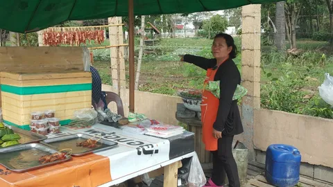 โจรในคราบลูกค้า! ทำทีซื้อหมู-เนื้อย่าง ฉกกระเป๋าแม่ค้าตอนเผลอ สูญร่วมแสน