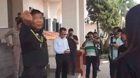 พวกคุณมันบิดเบือน! 'ทหารยศพันเอก' ชูนิ้วกลางใส่กลุ่มเดินมิตรภาพ (คลิป)  