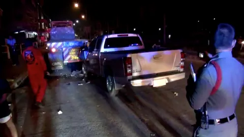 รถกระบะ ซิ่ง ชนพ่วง 18 ล้อ หญิงนั่งมาในรถดับคาที่ ส่วนคนขับเจ็บ 