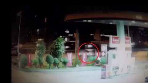 วอนช่วยตามหา! หนุ่มล่าตัว 'กระบะใจดำ' ชนแล้วหนี พ่อนอนนิ่งไม่รู้สึกตัว (คลิป)