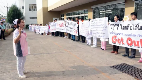 พยาบาล รพ.ศูนย์อุดรฯ ฮือประท้วงไล่ หน.พยาบาล หลังไม่คืบหน้า