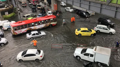 สมุทรปราการอ่วมไม่แพ้คนกรุง ฝนถล่ม แยกปู่เจ้าฯ ท่วมครึ่งเมตร