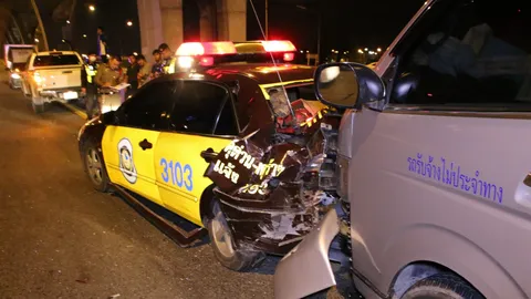 รถตู้หลับใน ชนท้ายรถตำรวจทางหลวง ขณะจอดช่วยรถกระบะยางแตก เจ็บ 2 ราย 