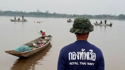 หนุ่มสาวลงเล่นน้ำโขงจมหาย 2 ราย นรข.นครพนมช่วยหายังไม่พบร่าง