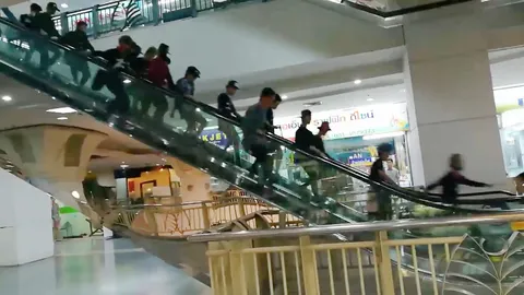 แค่เขม่นกัน! ตร.โชคชัย รวบพม่า 2 ชาติพันธุ์ตีกันกลางห้างจนผู้คนแตกตื่น