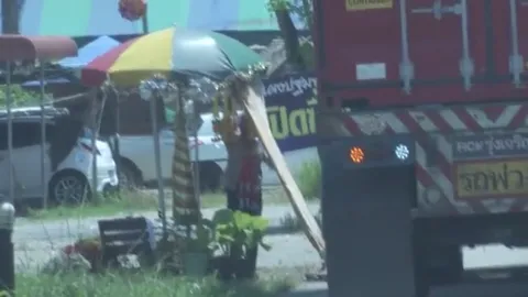 โจ๋งครึม! แม่ค้าขายพวงมาลัย แยกปฐมพร ลอบขายใบกระท่อม ให้คนขับรถบรรทุก