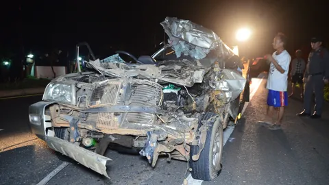 ยุบเป็นซาก! รถกระบะ ซิ่ง อัดท้าย 10 ล้อ ขนเหล็ก ที่อุบลฯ คนขับสาหัส